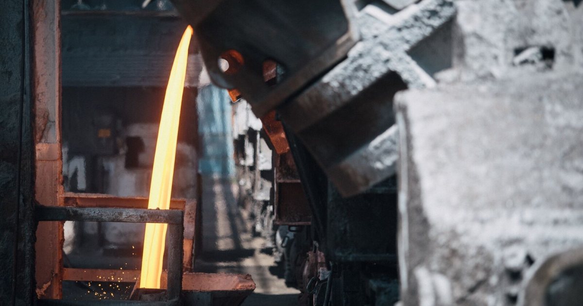 Dökümhanede kalıba akan eriyik metal