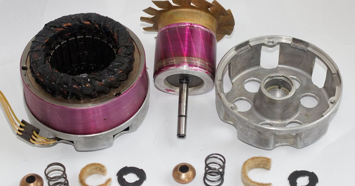 Tezgâh üzerinde sökülmüş motor parçaları