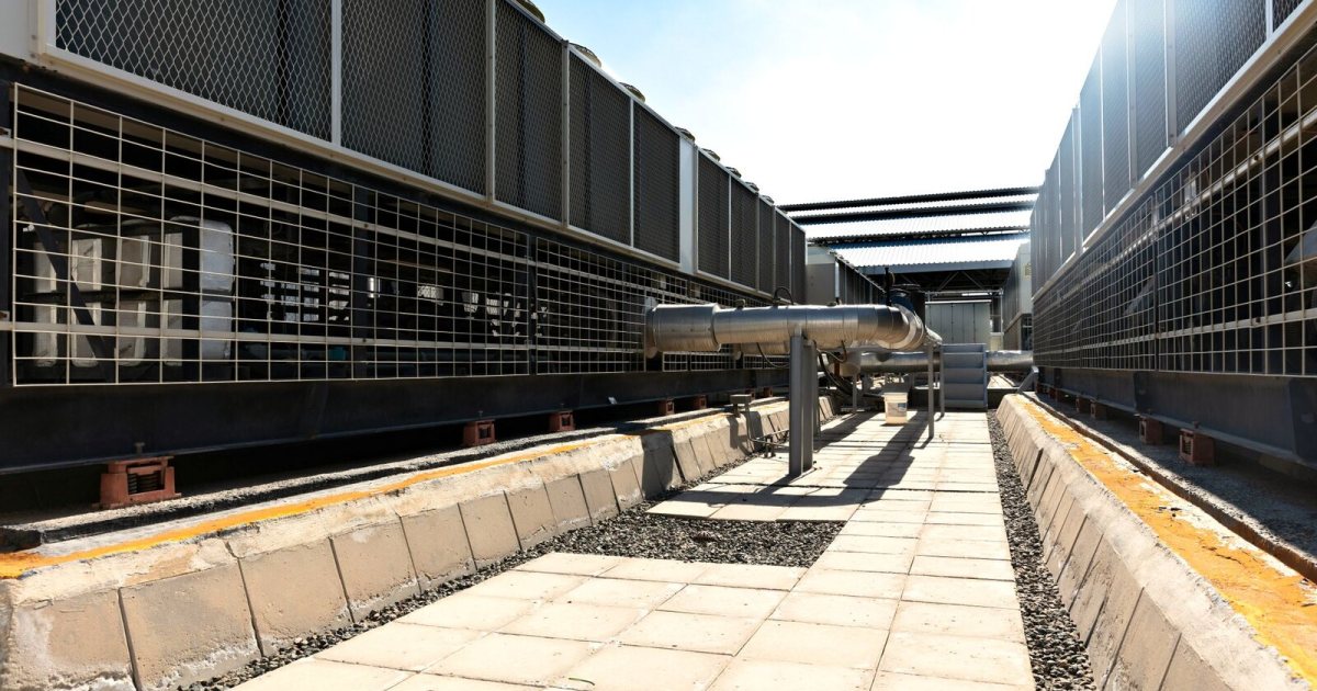 Çatı tipi soğutma grupları arasındaki servis koridoru