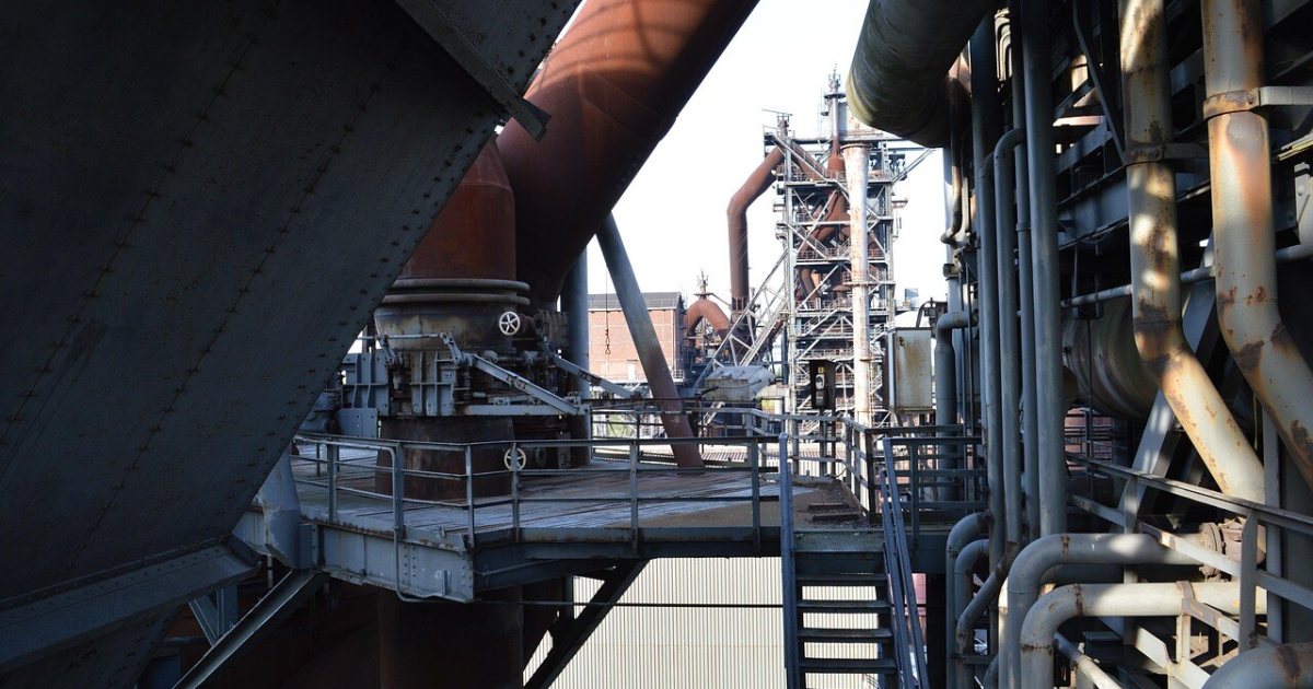 Yüksek fırın platformunda boru ve vana ormanı