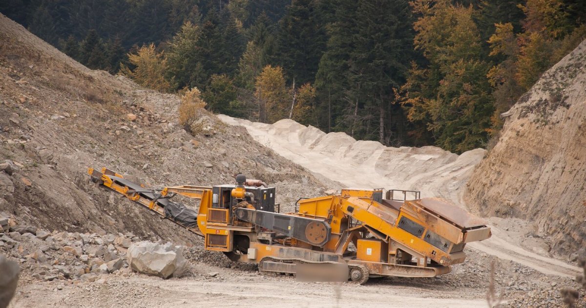Taş ocağında paletli mobil kırıcı ve eleme ünitesi