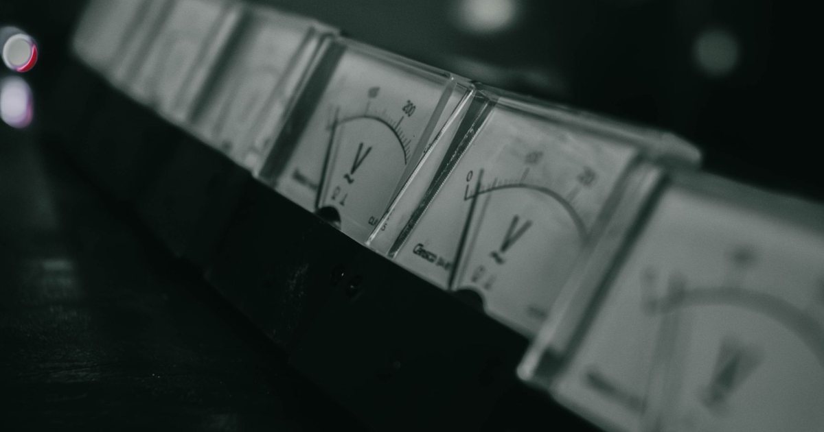 Deney tezgâhında analog voltmetre sırası