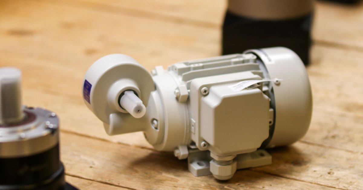 Çift hızlı klemens bağlantılı elektrik motoru