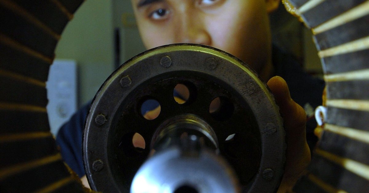 Elektrik motoru statoru içinden görünen mil ve yatak
