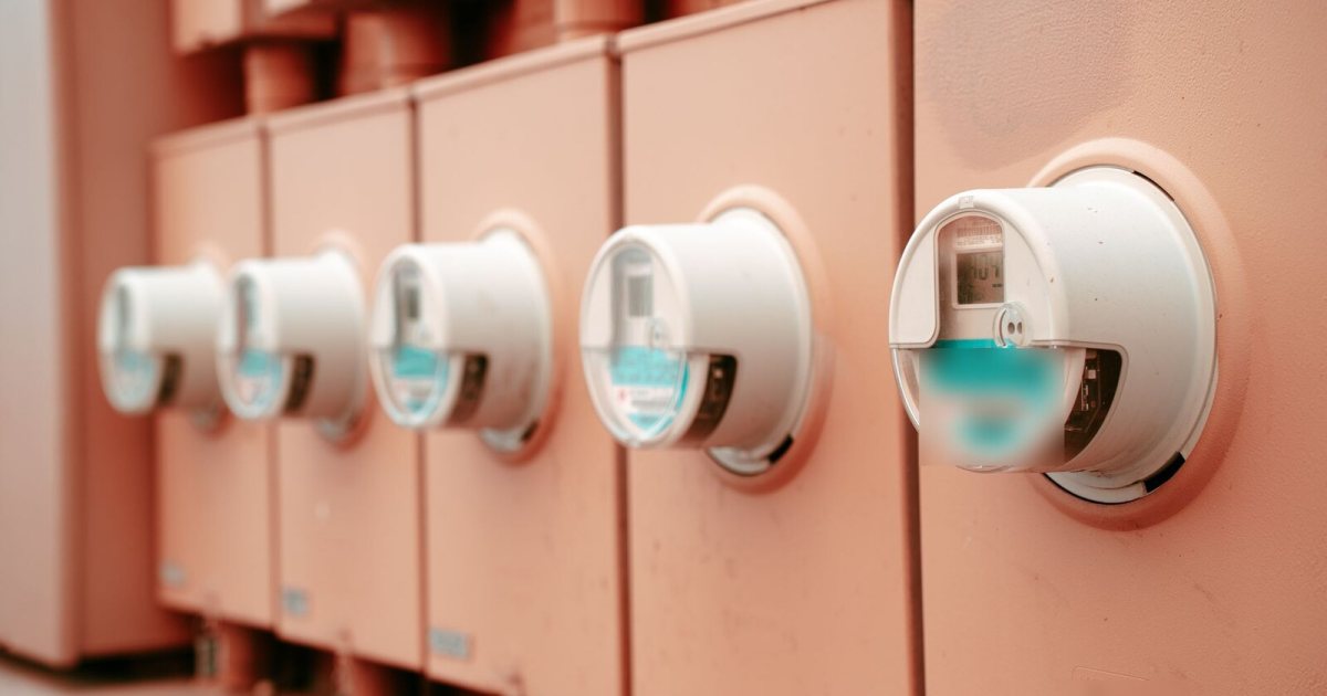 Bina cephesinde sıralı elektrik sayaçları