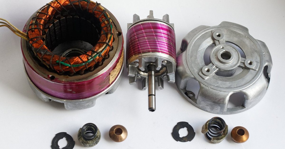Sökülmüş küçük DC motorun stator ve rotor parçaları