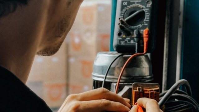 Dengesiz Gerilim ve Faz Kaybı: Motoru Isıtan İki Kusur
