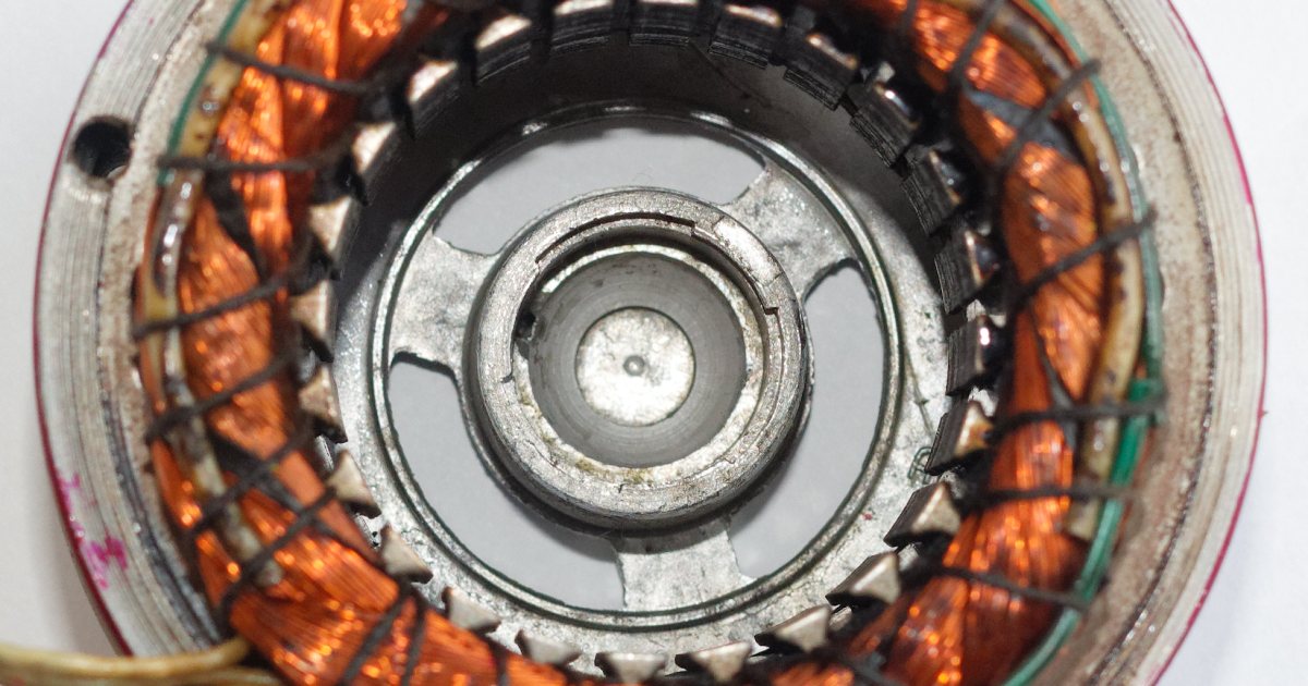 Stator içinde bakır sargıların yerleşimi, döner alanın kaynağı