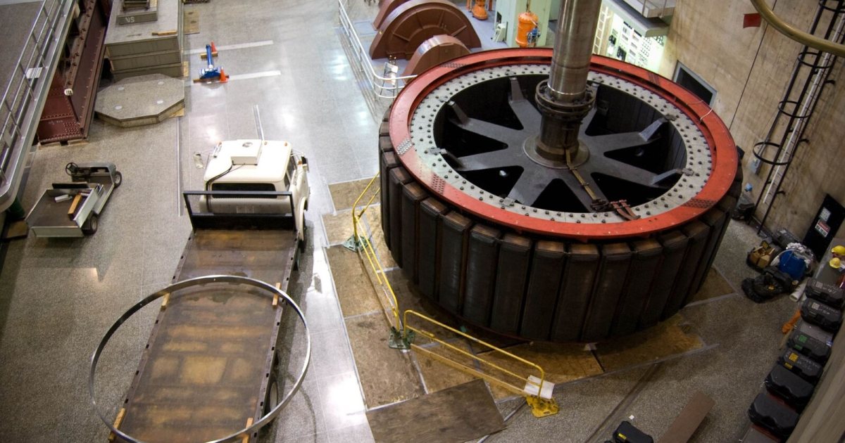 Büyük generatör statoru ve rotor mili