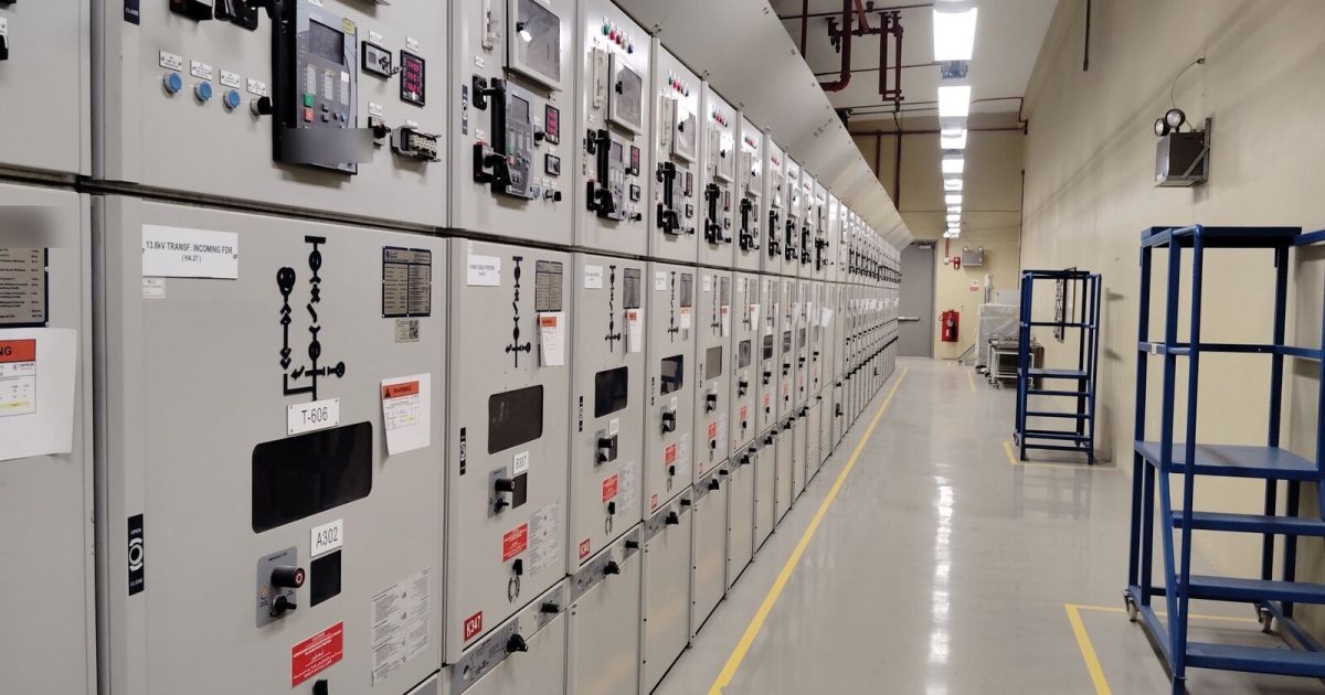 Elektrik dağıtım odasında pano sırası
