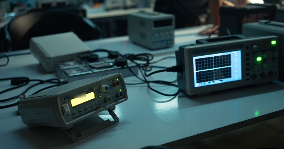 Laboratuvar masasında sinyal üreteci ve osiloskop