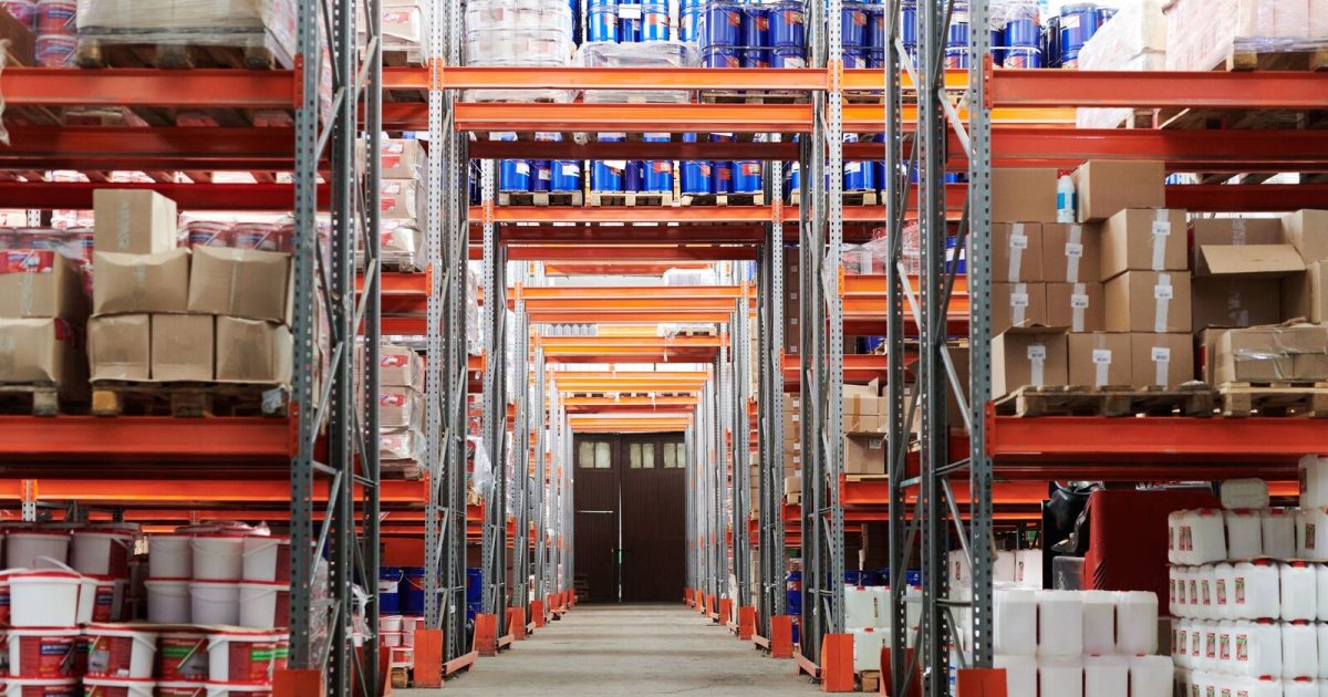 Raflarında stok dizili endüstriyel depo koridoru