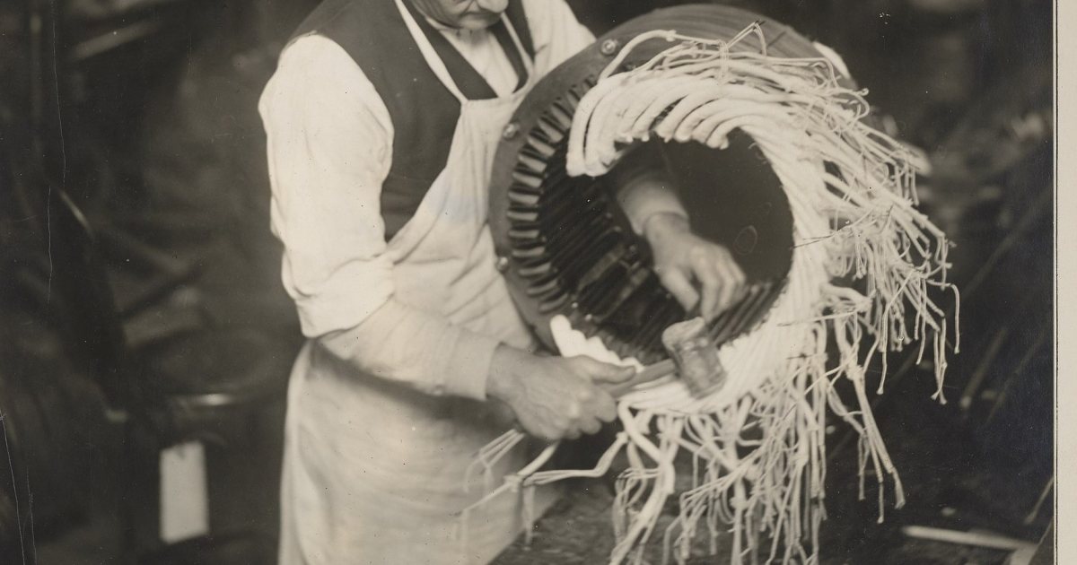 Atölyede stator sarımı yapan usta