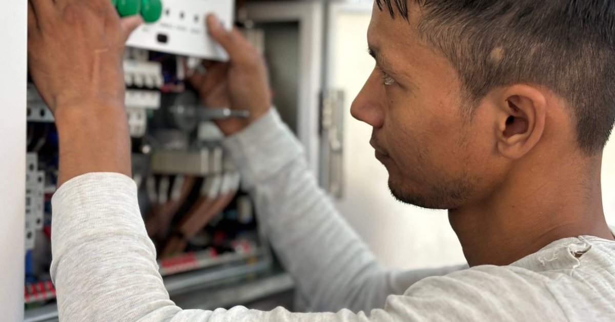 Elektrik panosunda arıza teşhisi yapan teknisyen