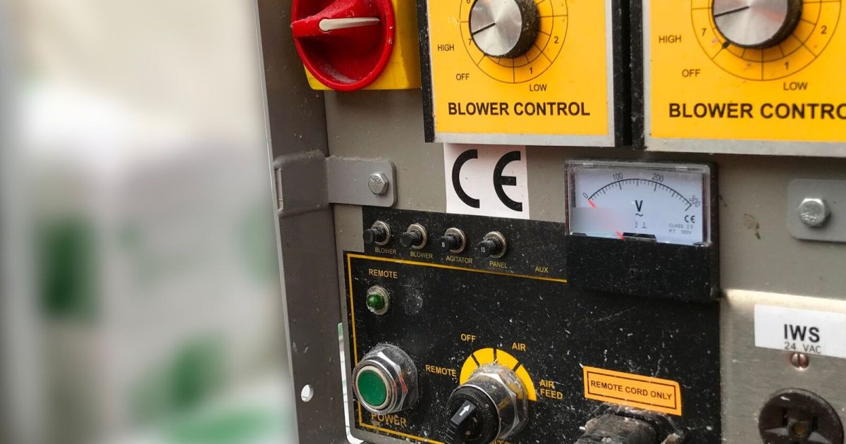 Endüstriyel makine kumanda panosu ve şalterler