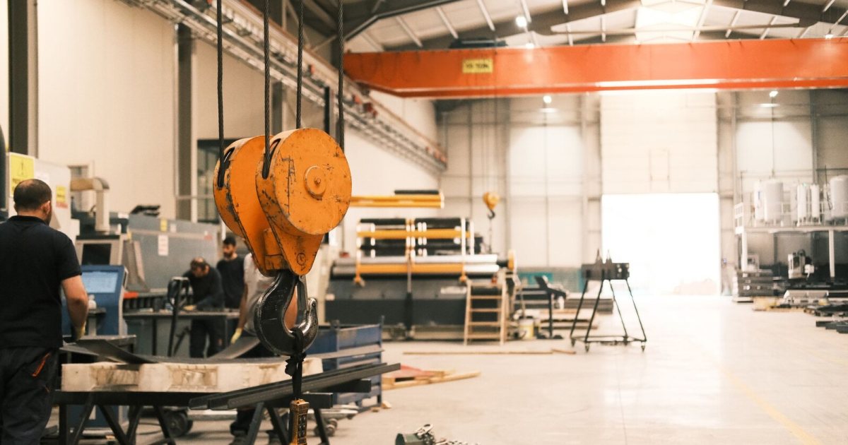 Fabrika atölyesinde tavan vinci ve kanca