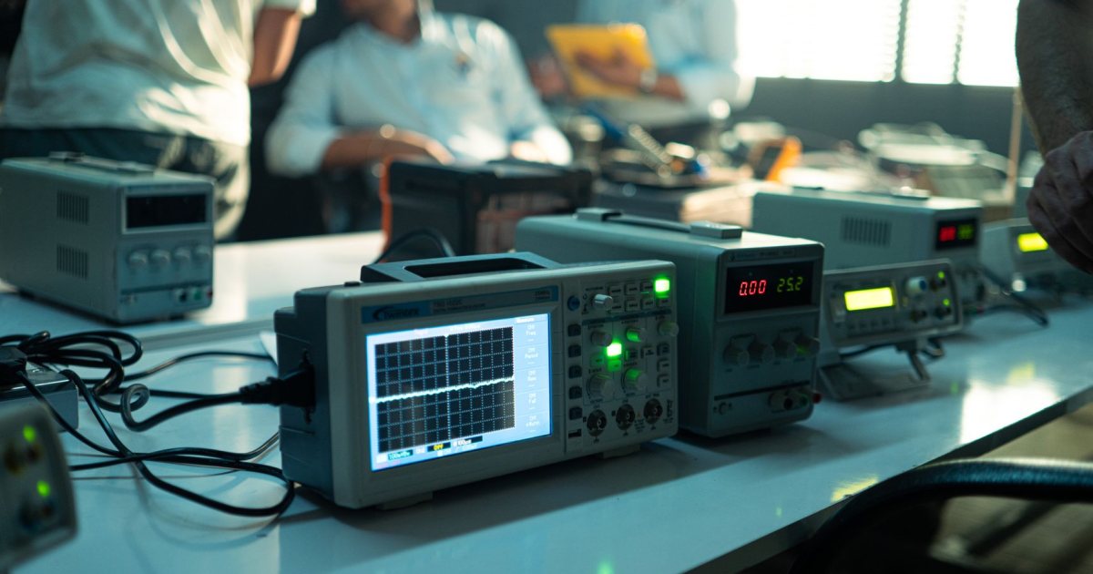 Elektronik laboratuvarında osiloskop ve ölçüm cihazları