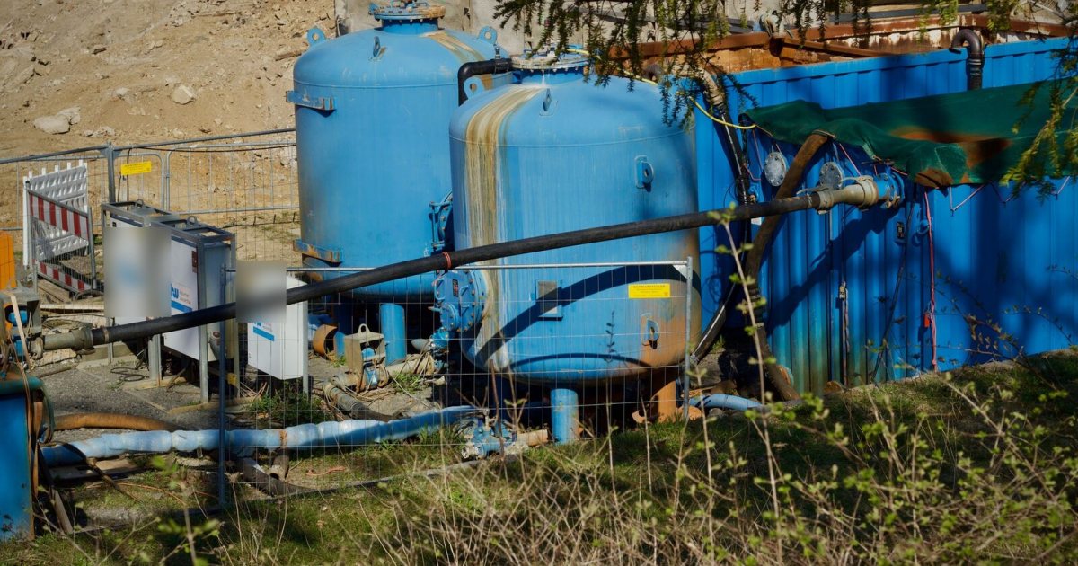 Şantiyede mavi basınçlı su tankları