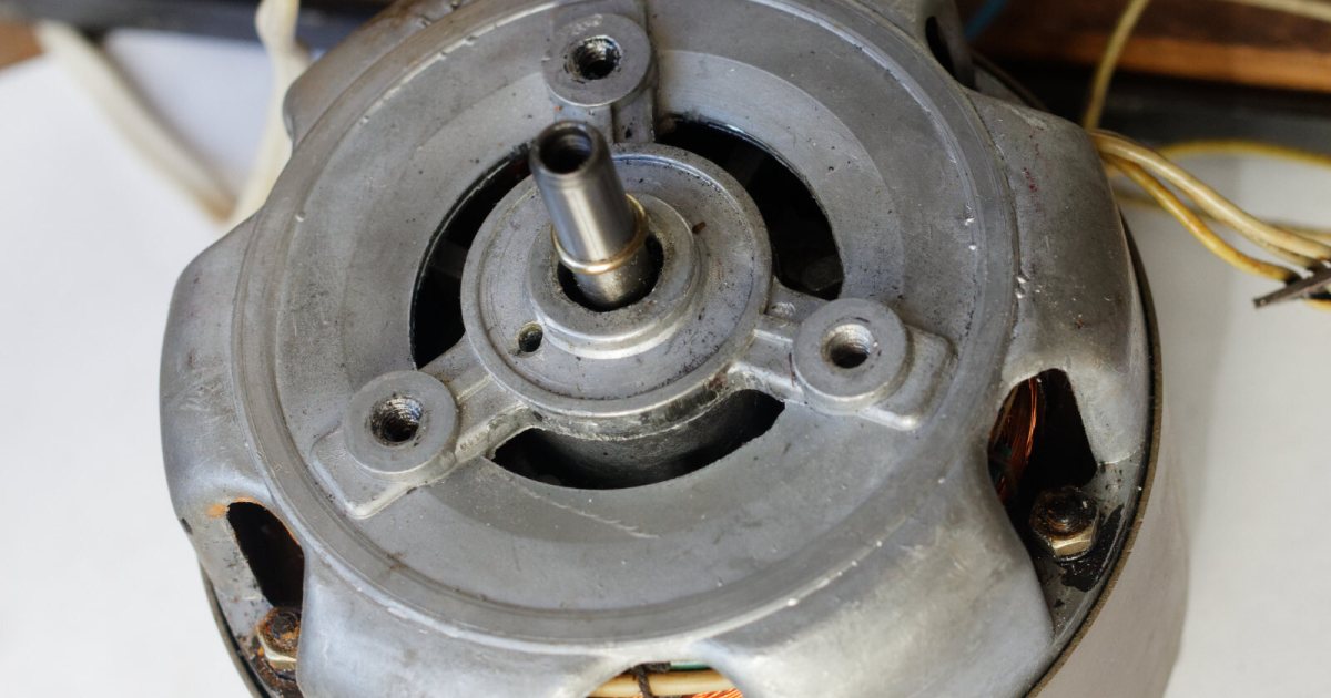 Kayış kasnaklı eski motorlarla dolu atölye