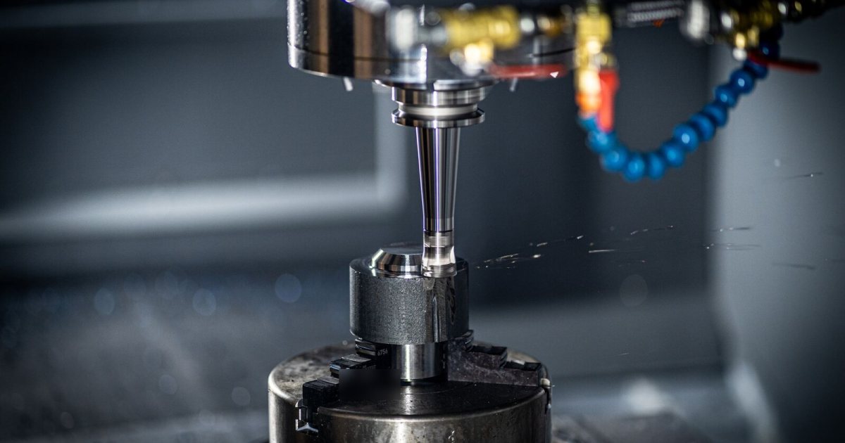 CNC işleme merkezinde takım ve ayna yakın çekim