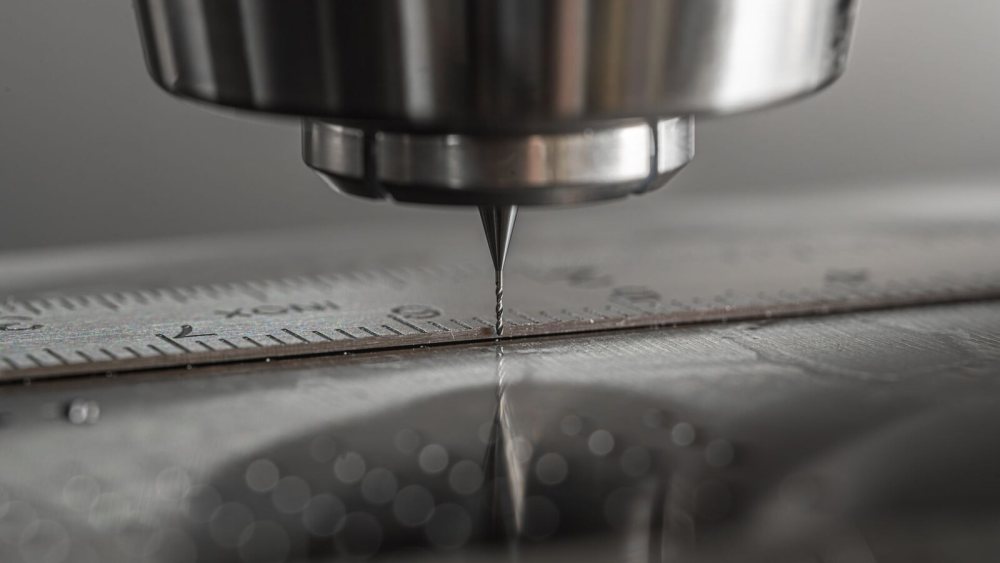 Cetvel üzerinde çalışan hassas CNC freze ucu