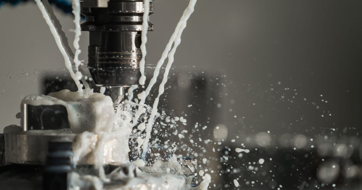 Soğutma sıvısı fışkıran CNC işleme merkezi