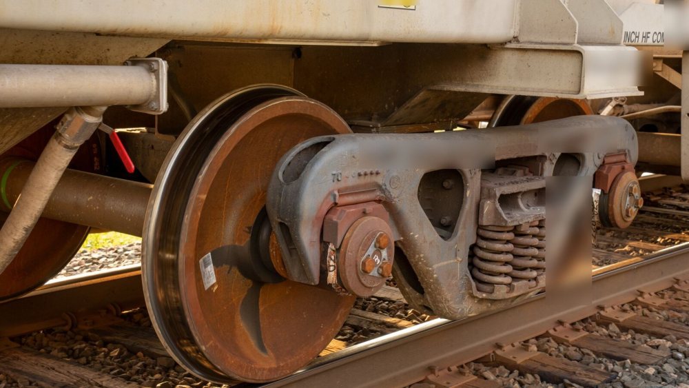 Yük vagonu bojisinde tekerlek takımı ve süspansiyon yayları