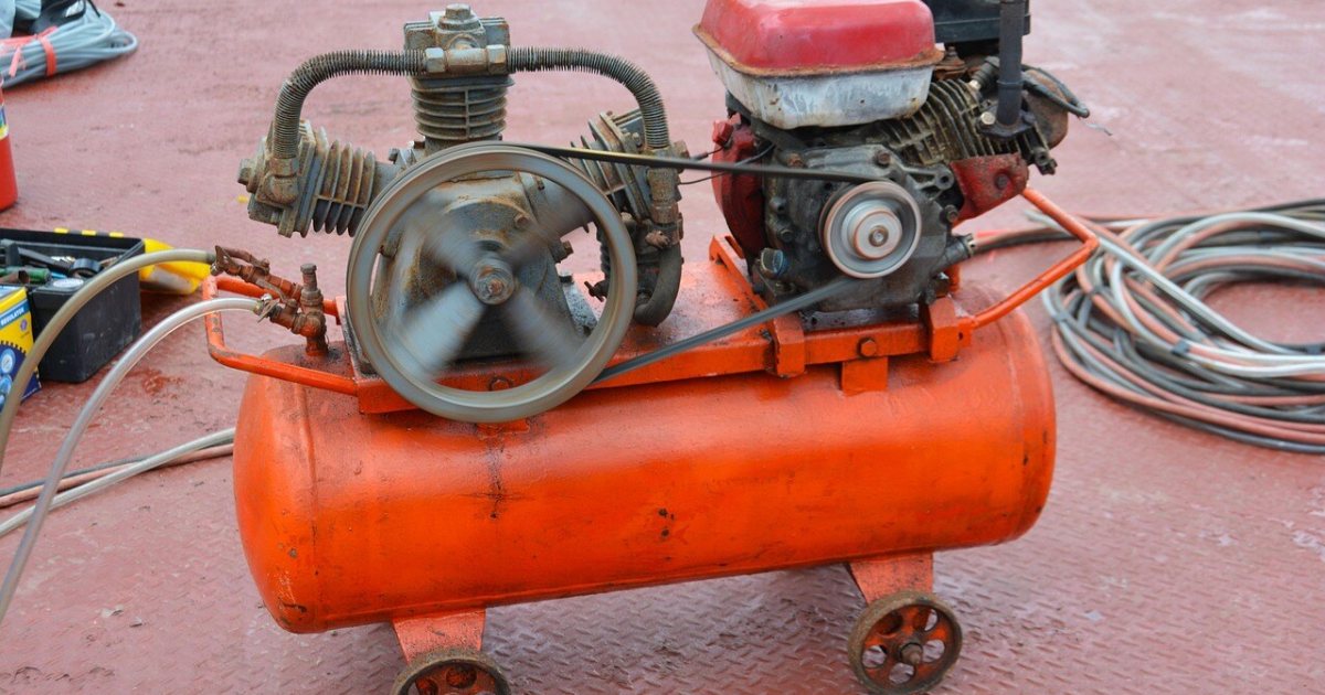 Kayış tahrikli pistonlu kompresör ve hava tankı