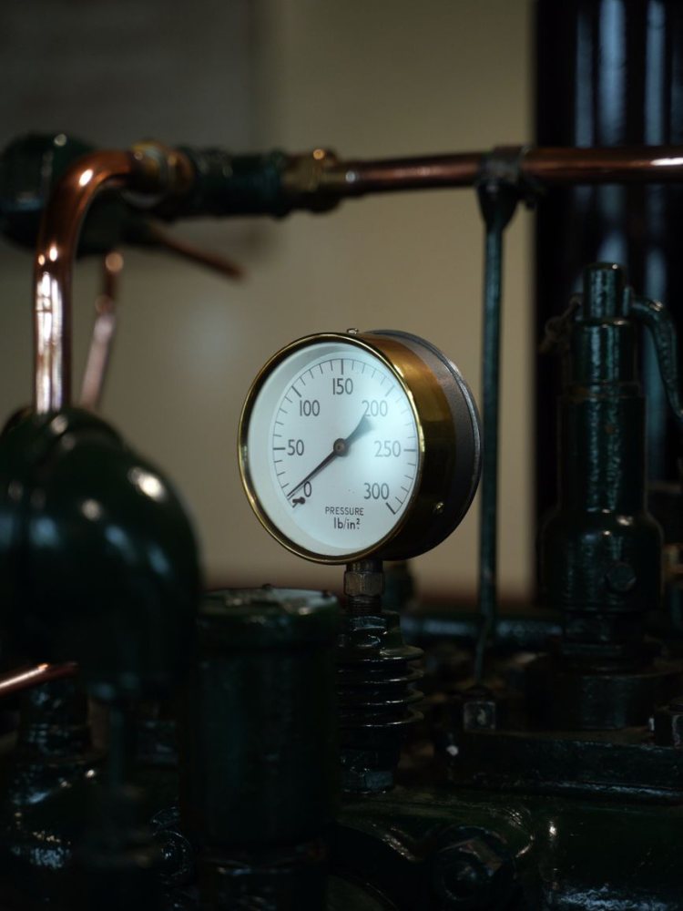 Makine üzerindeki analog ölçüm göstergesi