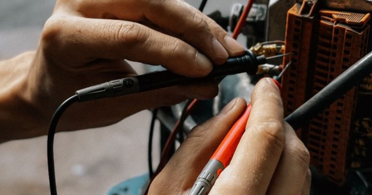 Motor klemensinde ölçüm yapan eller