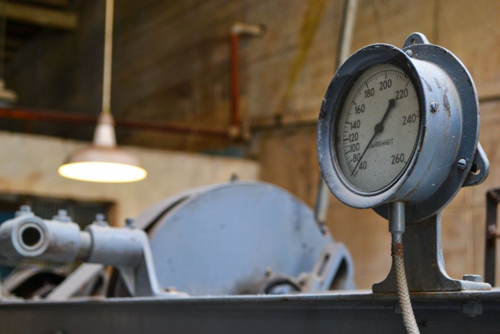 Makine üzerindeki analog sıcaklık göstergesi