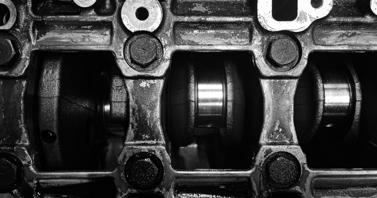 Sökülmüş motor kapağında yağlı parçalar