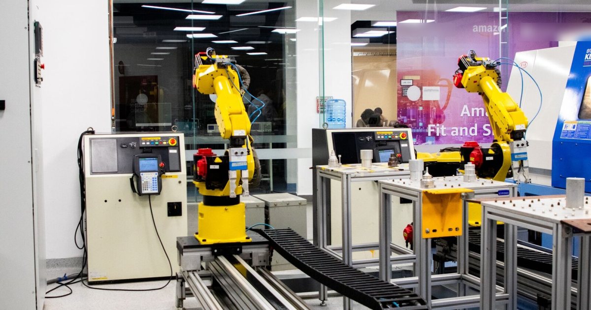 Otomasyon laboratuvarında sarı robot kollar