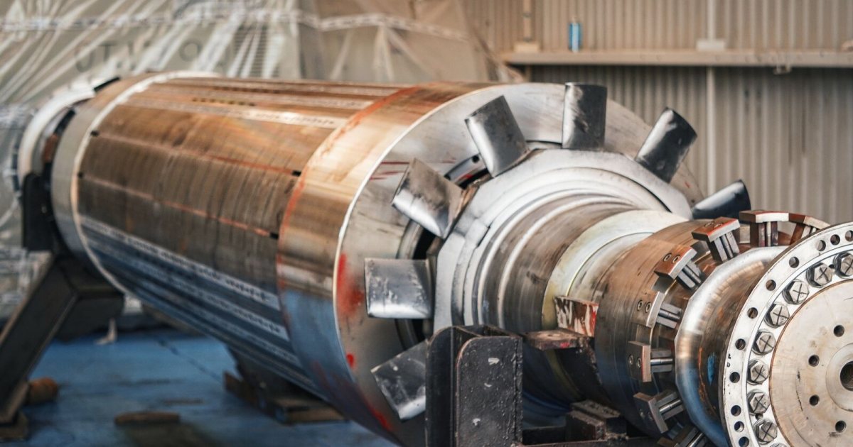 Bakım için sökülmüş büyük elektrik motoru rotoru