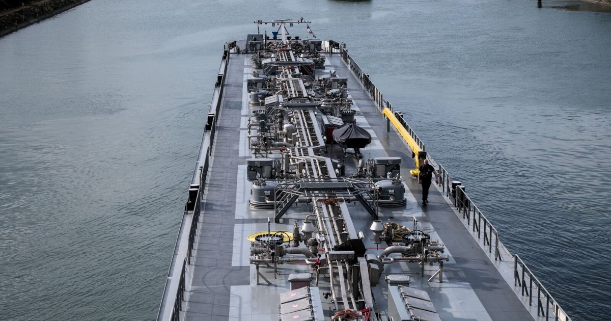 Kanalda seyreden tanker gemisinin güvertesi