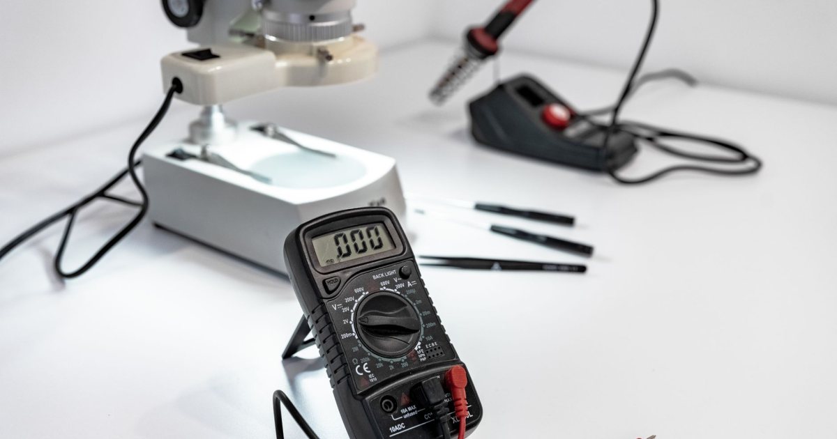 Elektronik servis tezgâhında multimetre ve lehim istasyonu