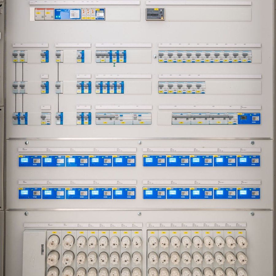 Yeni nesil elektrik panosunda sıralı koruma ve ölçüm cihazları