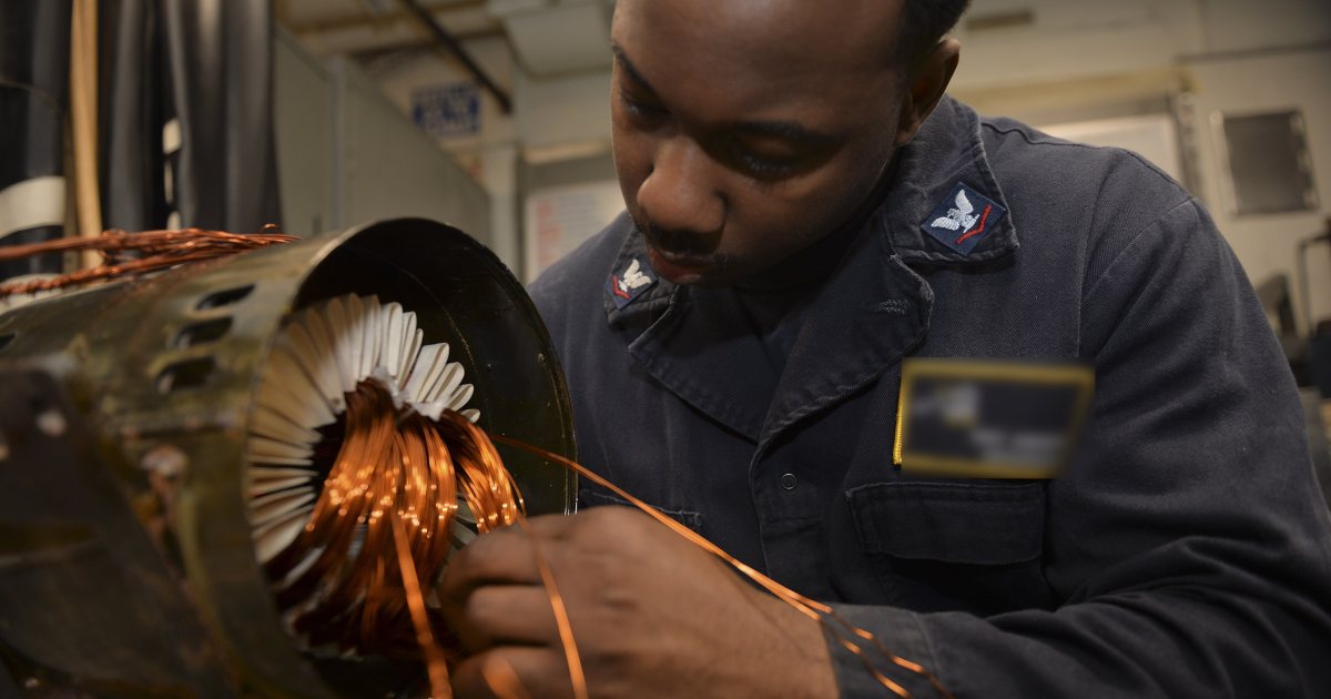 Stator nüvesine bakır sargı yerleştiren tekniker