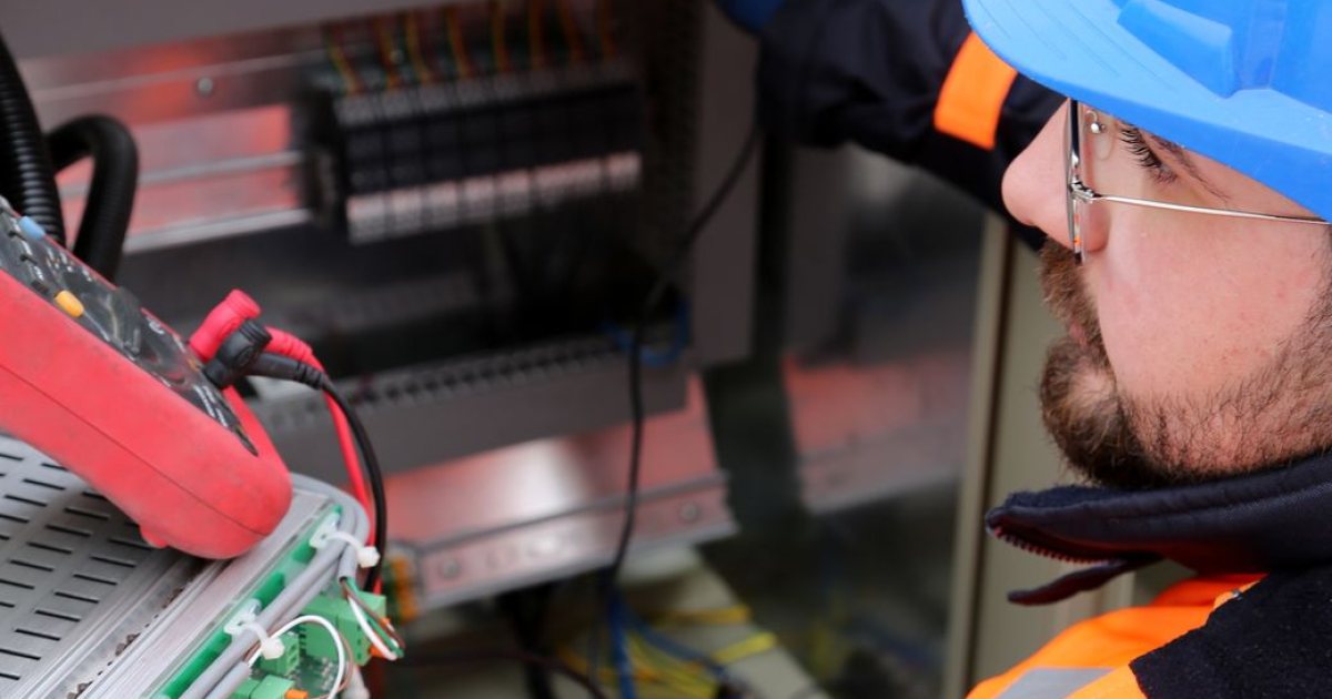 Elektronik kart ve pano üzerinde ölçüm yapan tekniker