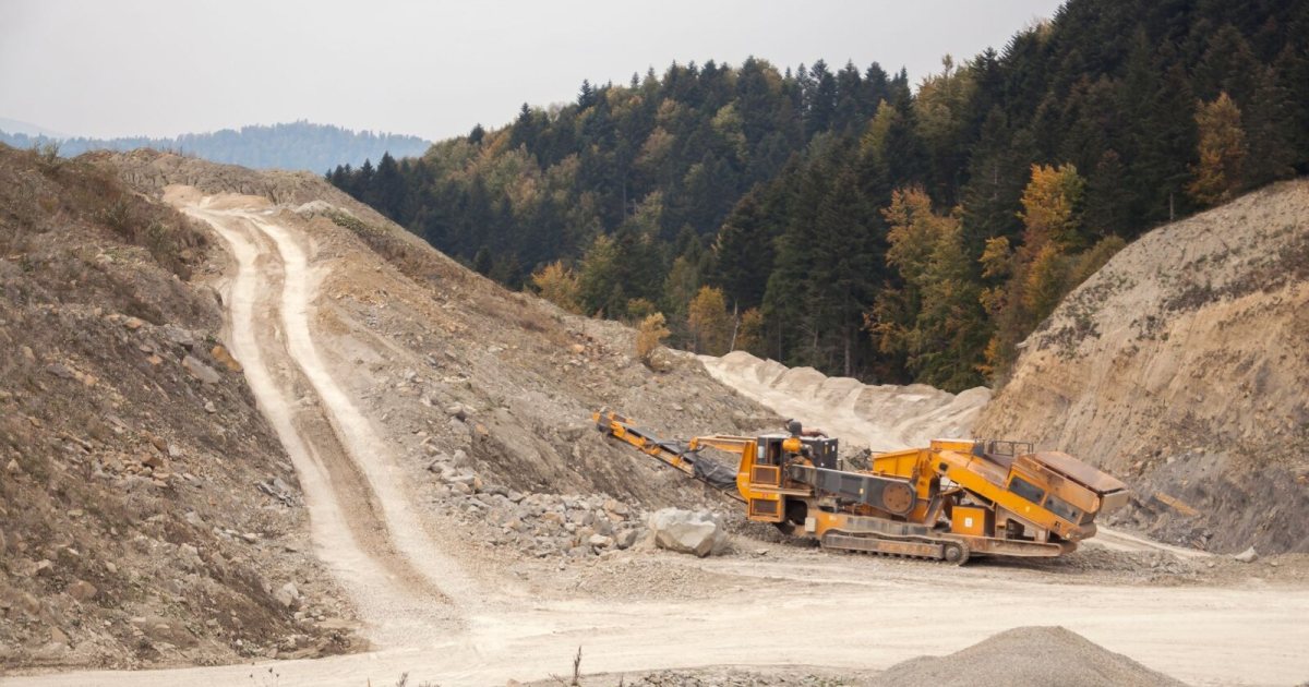 Taş ocağında çalışan kırma ve eleme tesisi