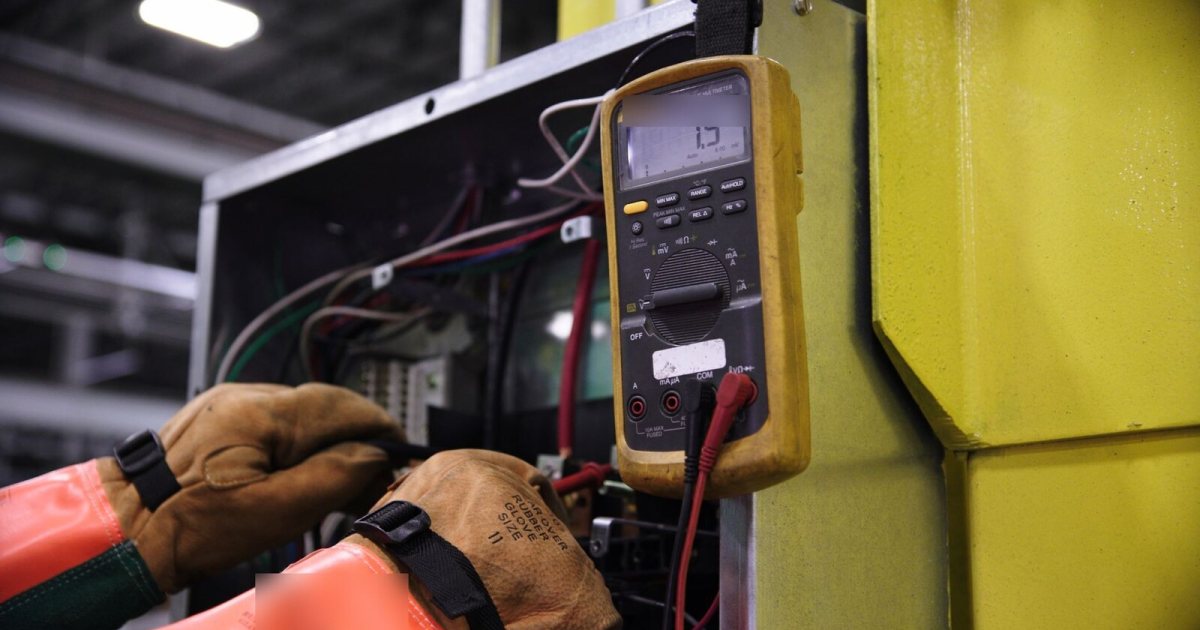 Panoda ölçüm yapan elektrik teknisyeni